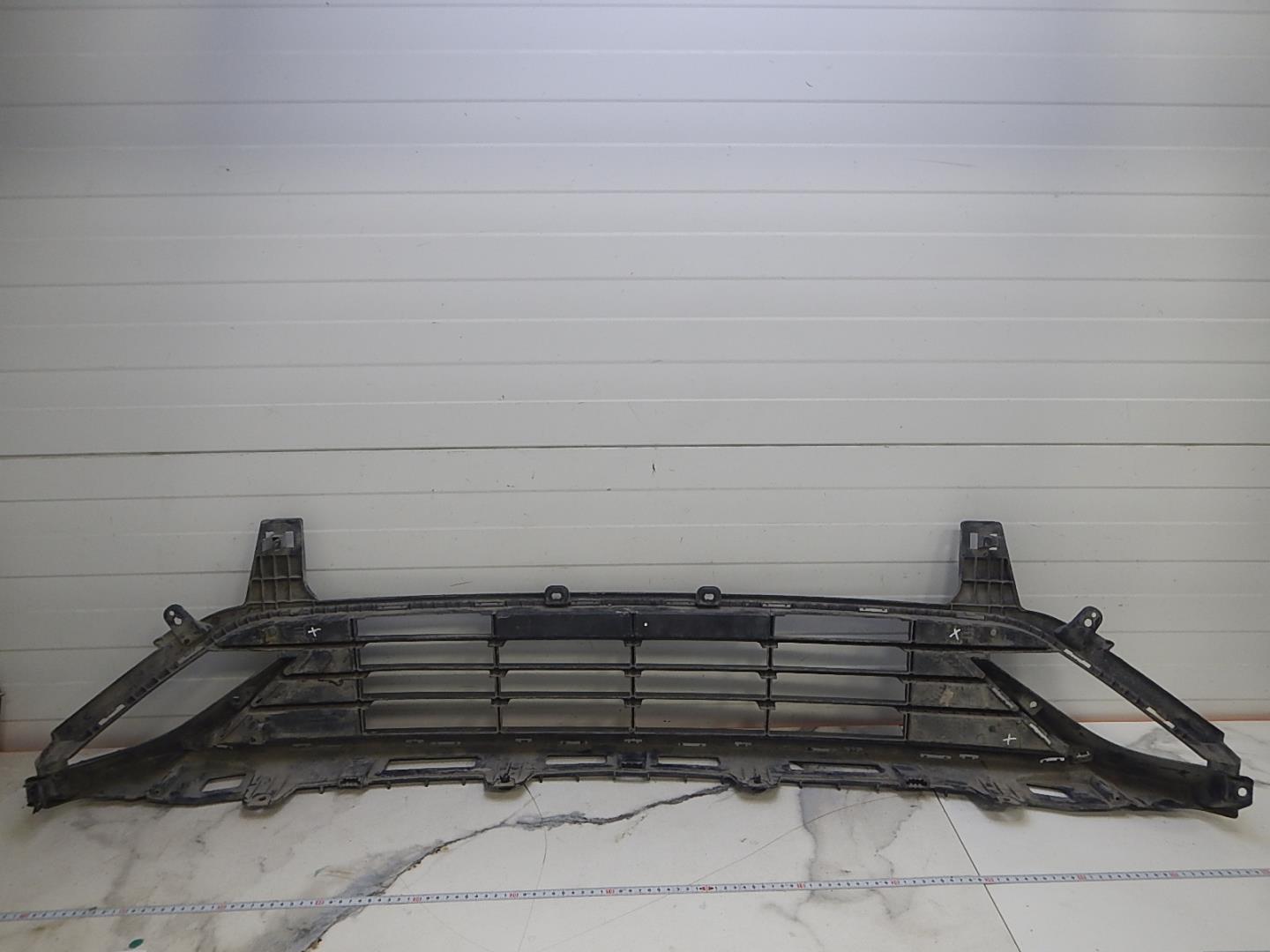 Решетка в бампер центральная