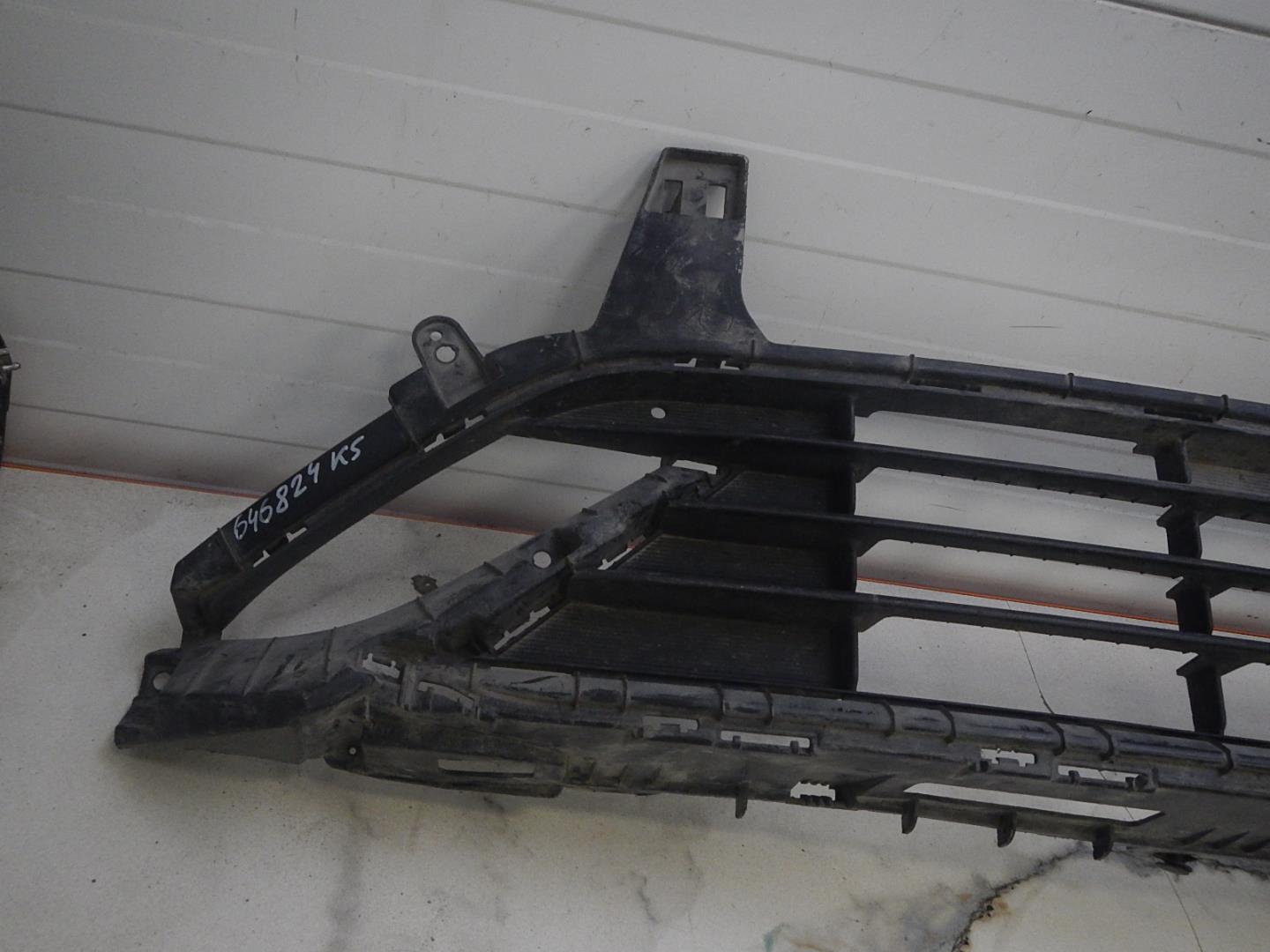 Решетка в бампер центральная