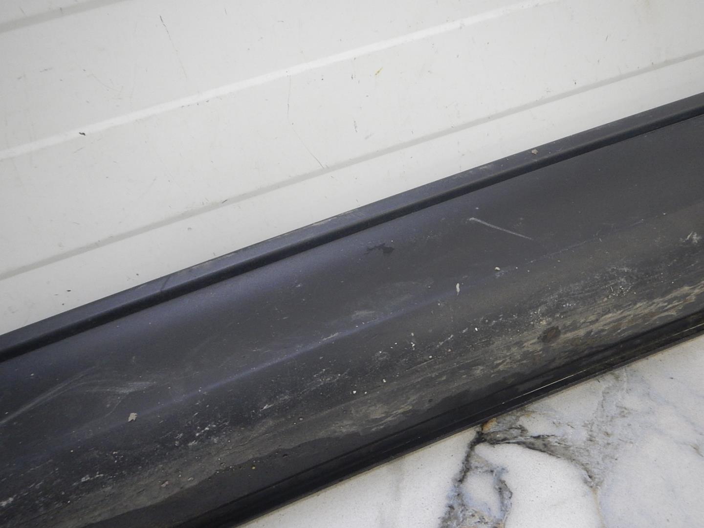 Молдинг передней левой двери