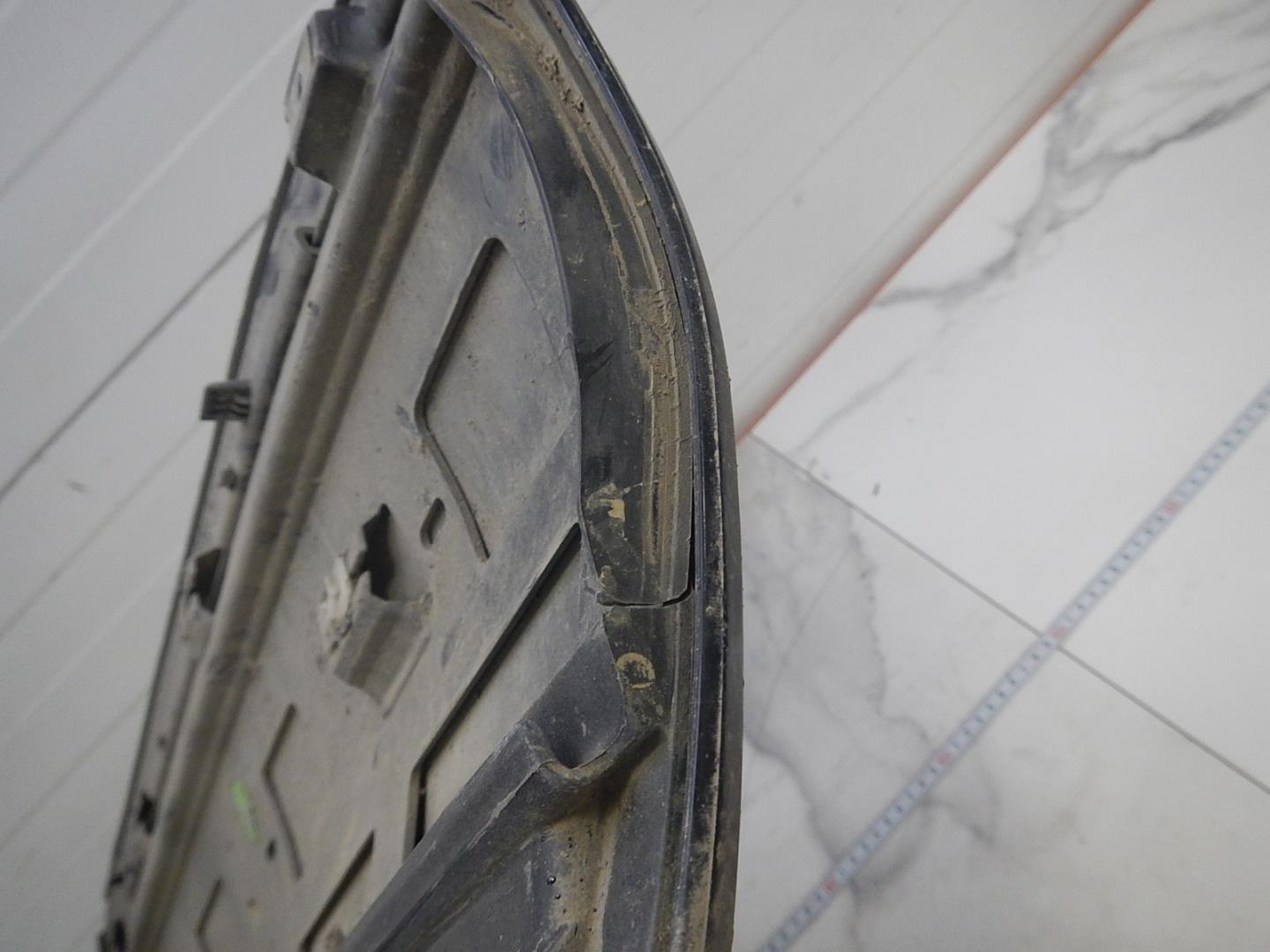 Молдинг задней левой двери