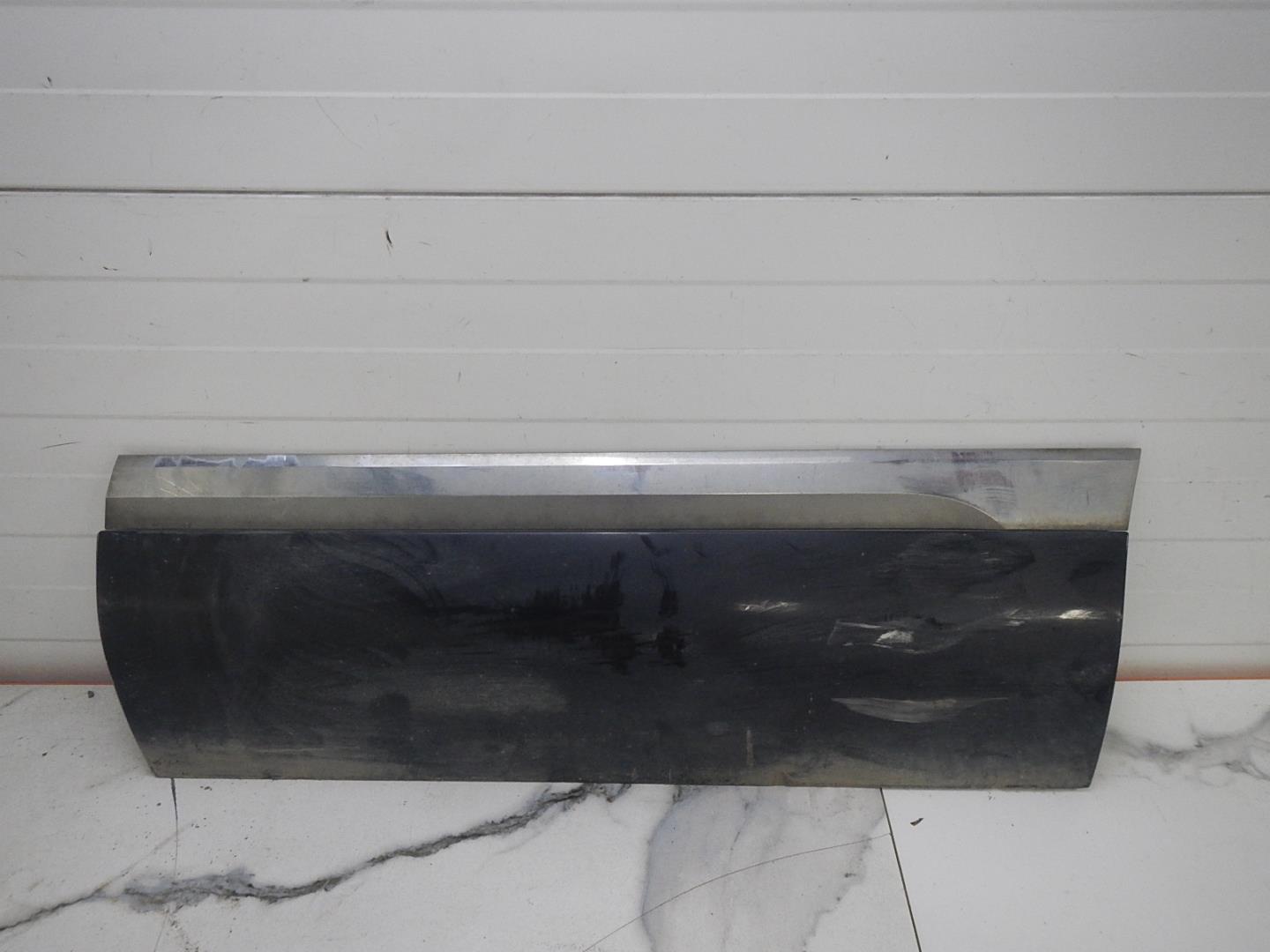 Молдинг задней левой двери