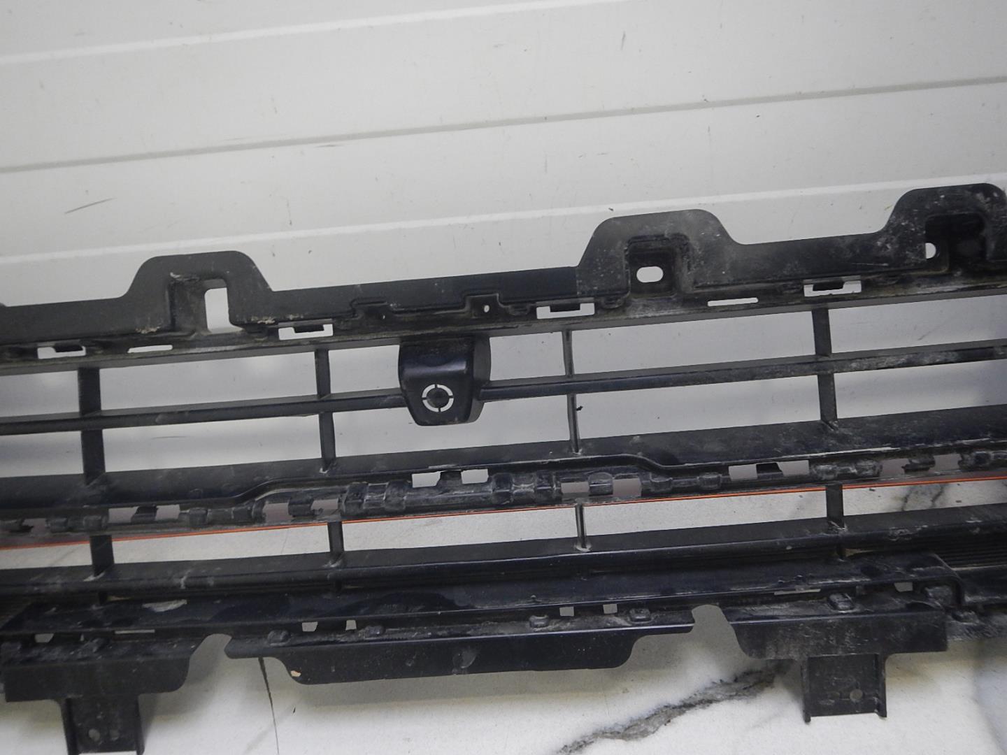 Решетка в бампер центральная