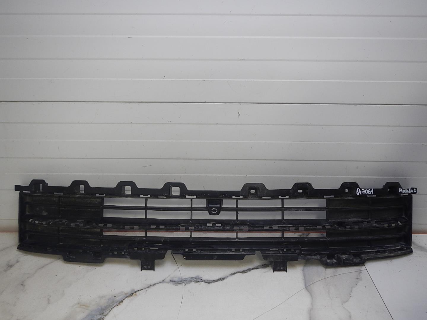 Решетка в бампер центральная