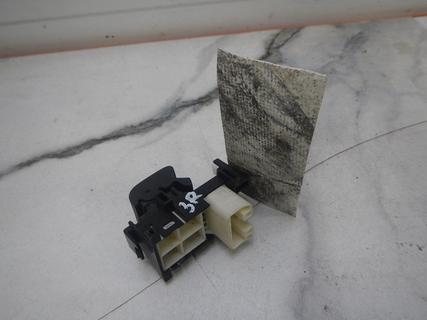 Кнопка стеклоподъемника