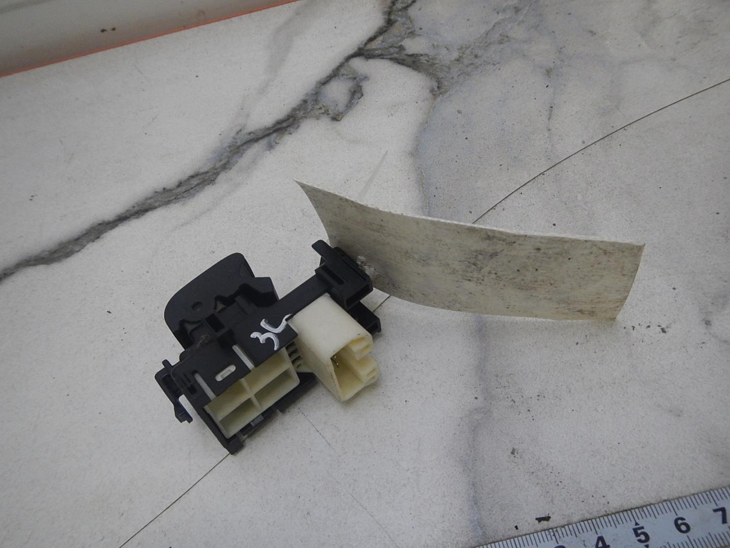 Кнопка стеклоподъемника