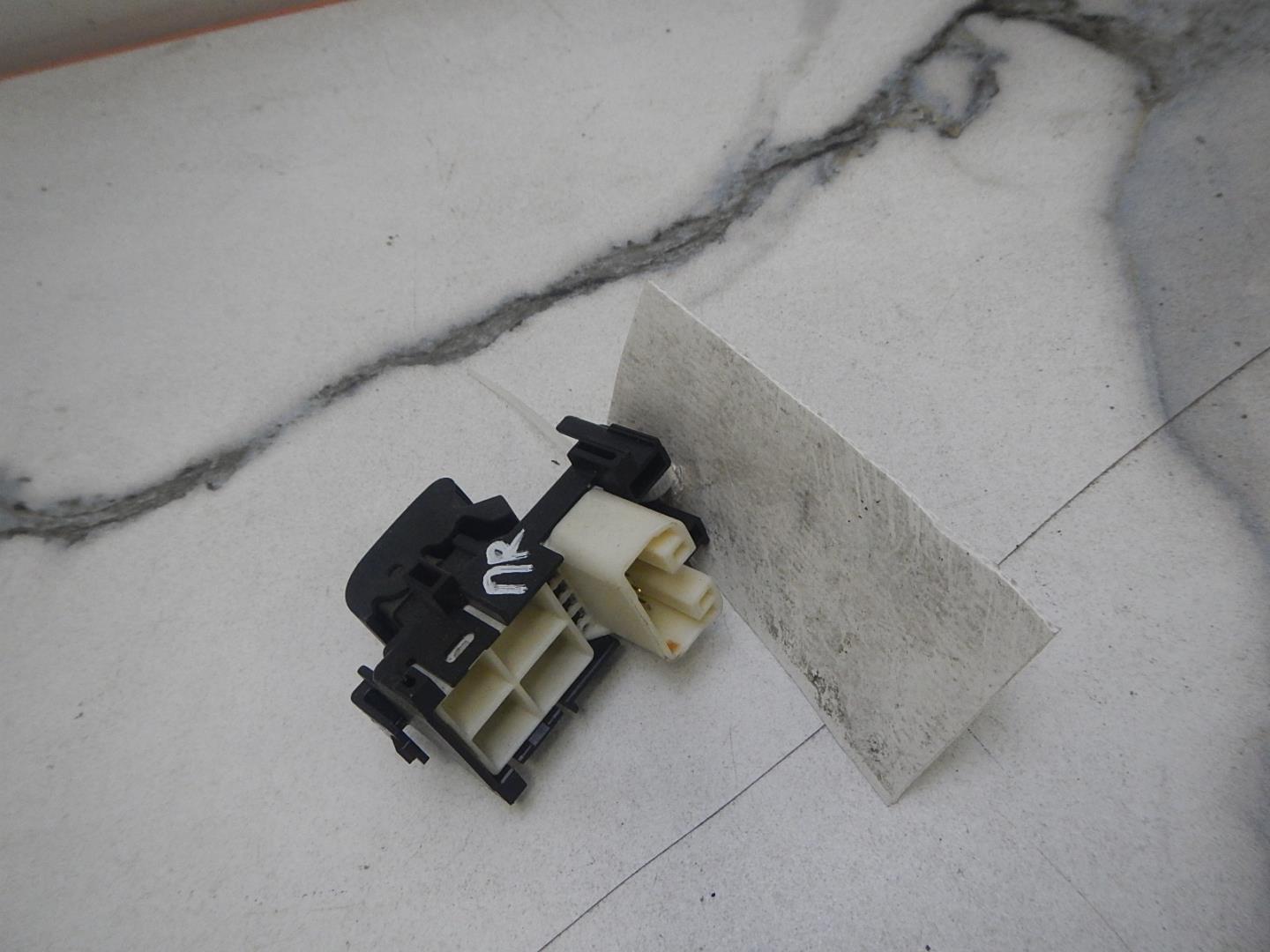 Кнопка стеклоподъемника