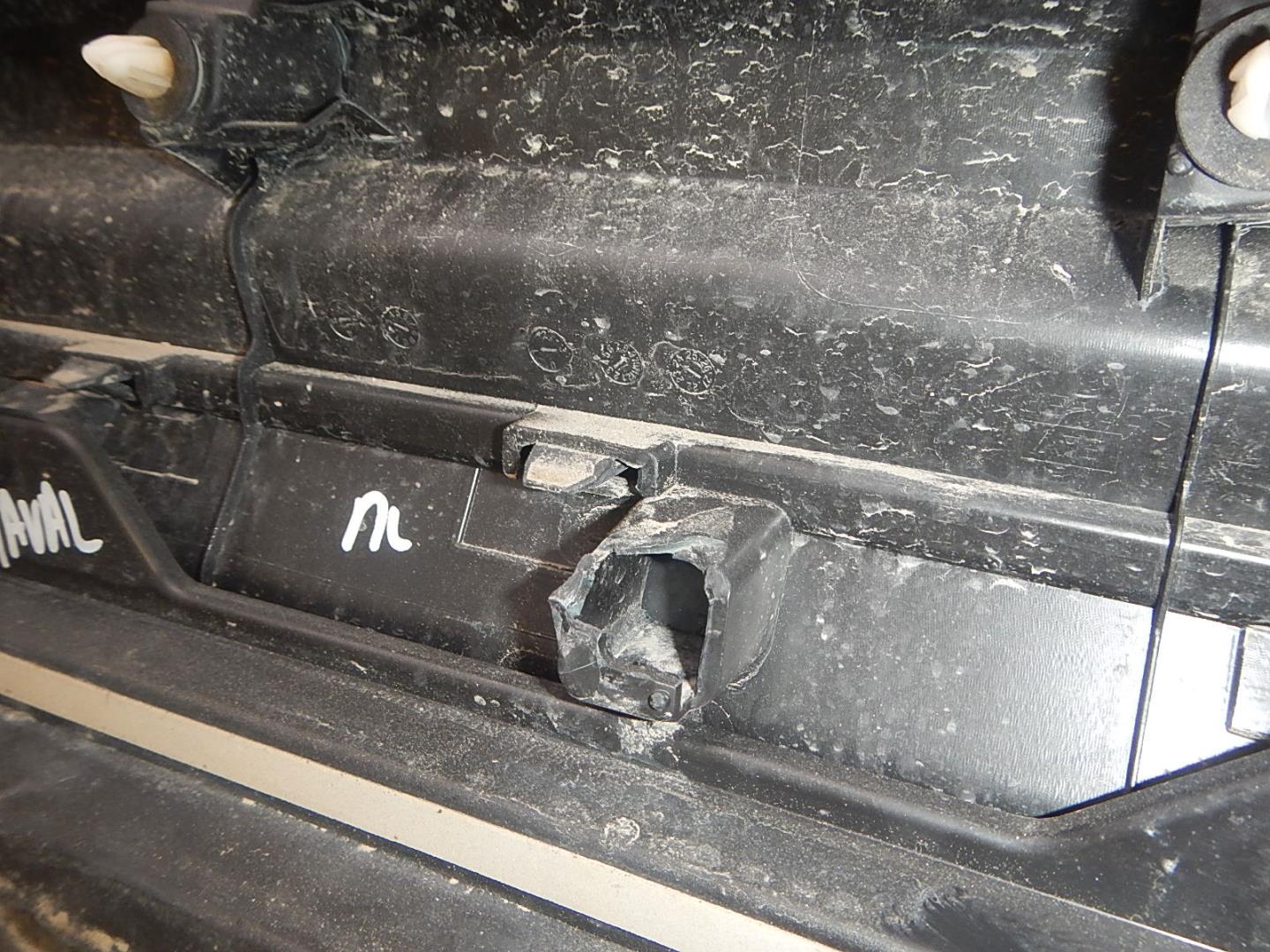 Молдинг передней левой двери