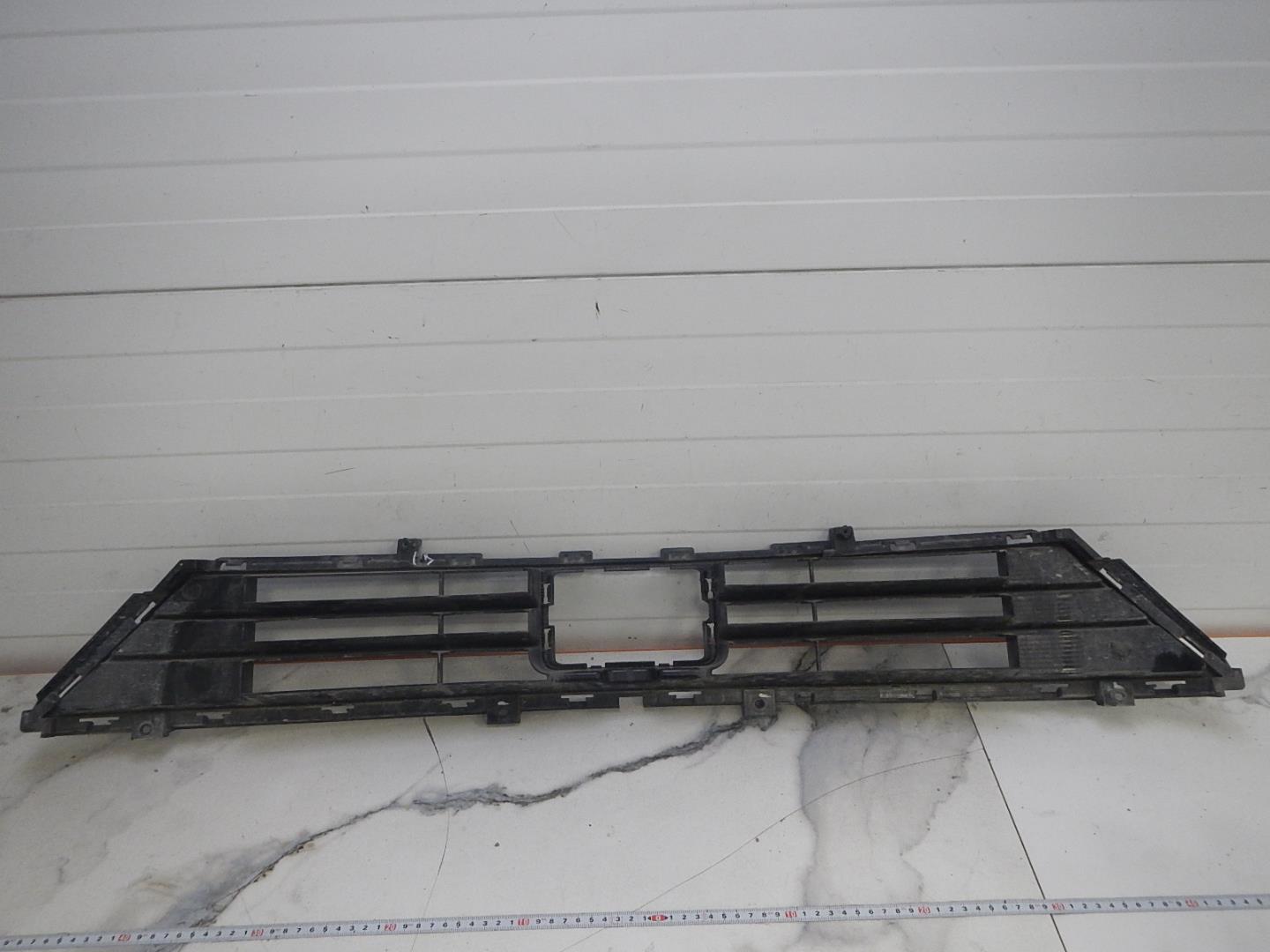 Решетка в бампер центральная