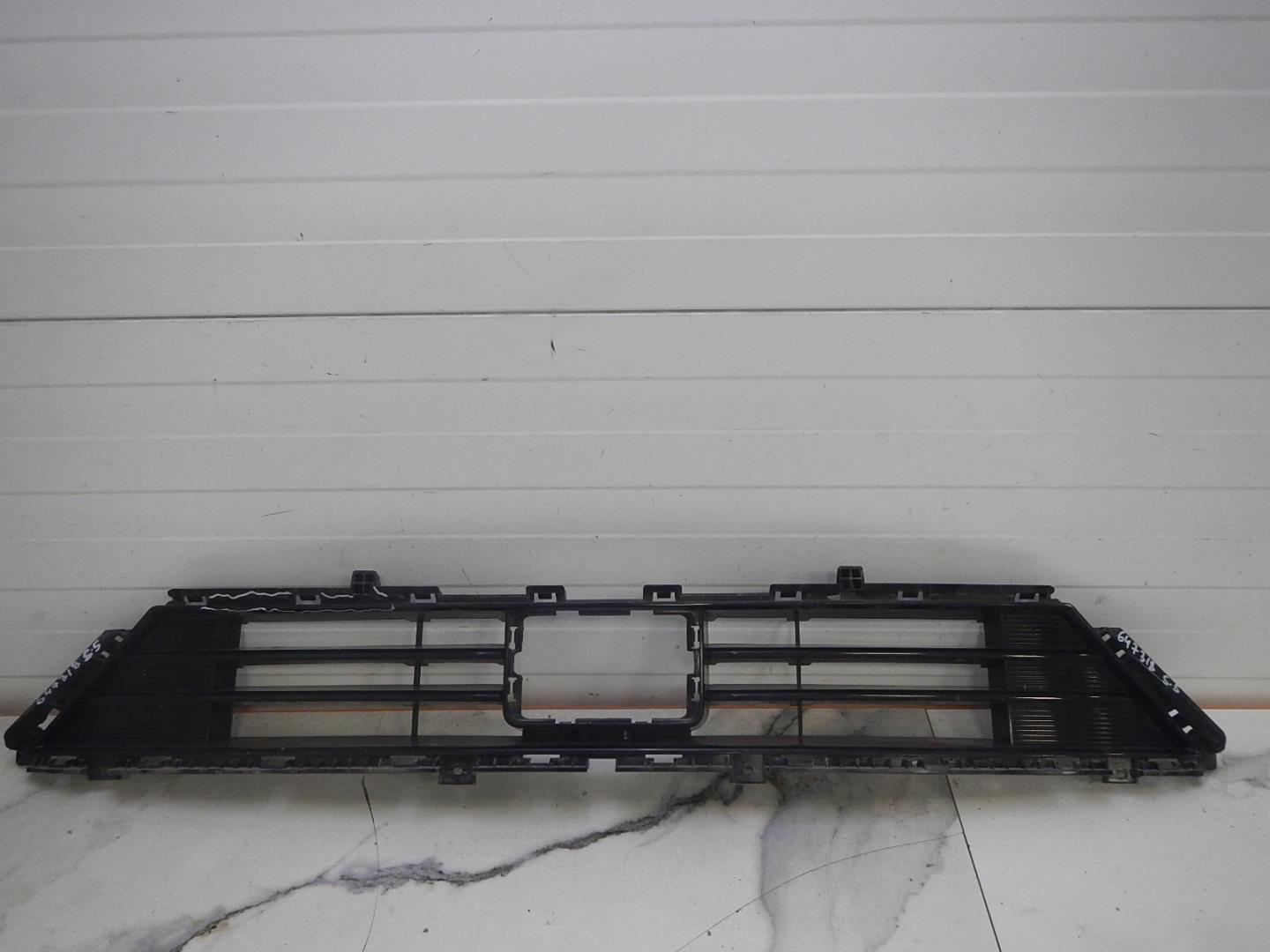 Решетка в бампер центральная