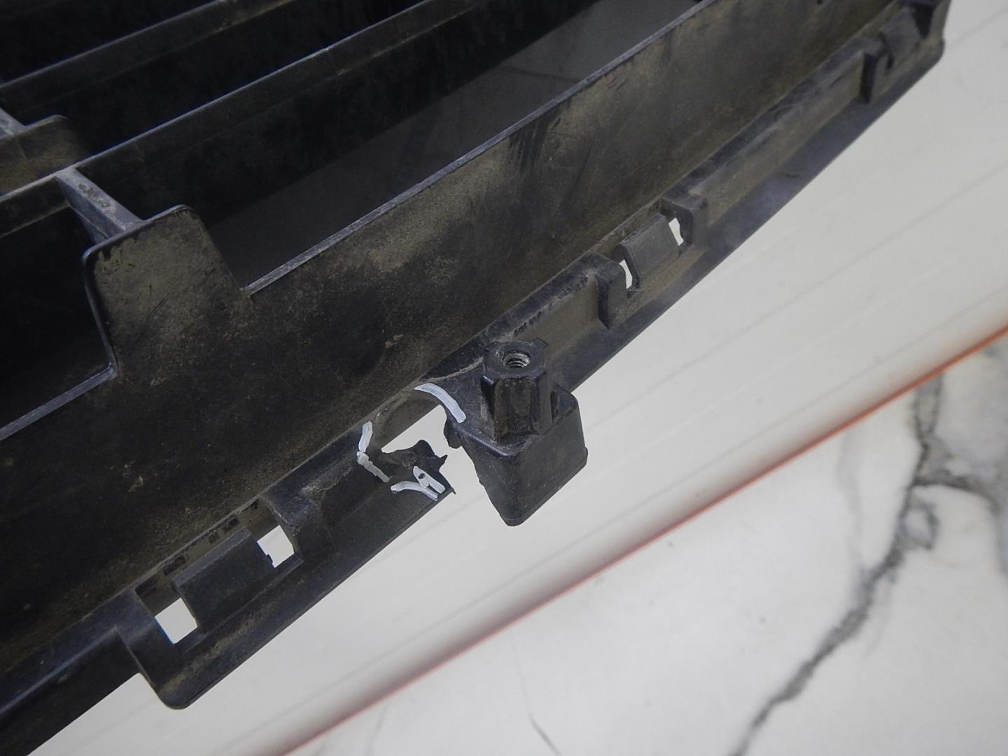 Решетка в бампер центральная