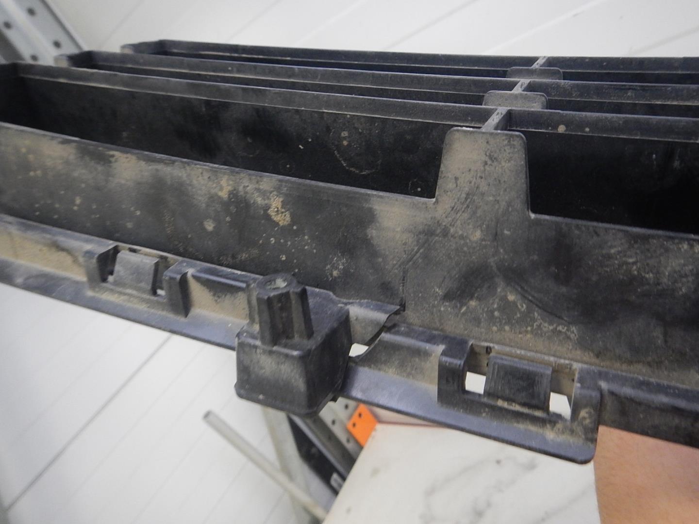 Решетка в бампер центральная