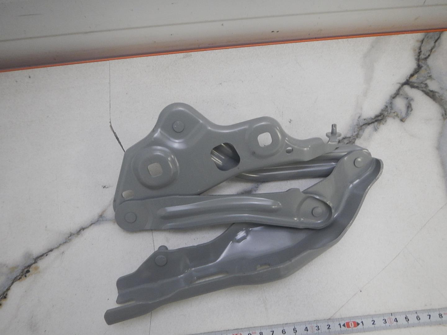 Петля капота левая