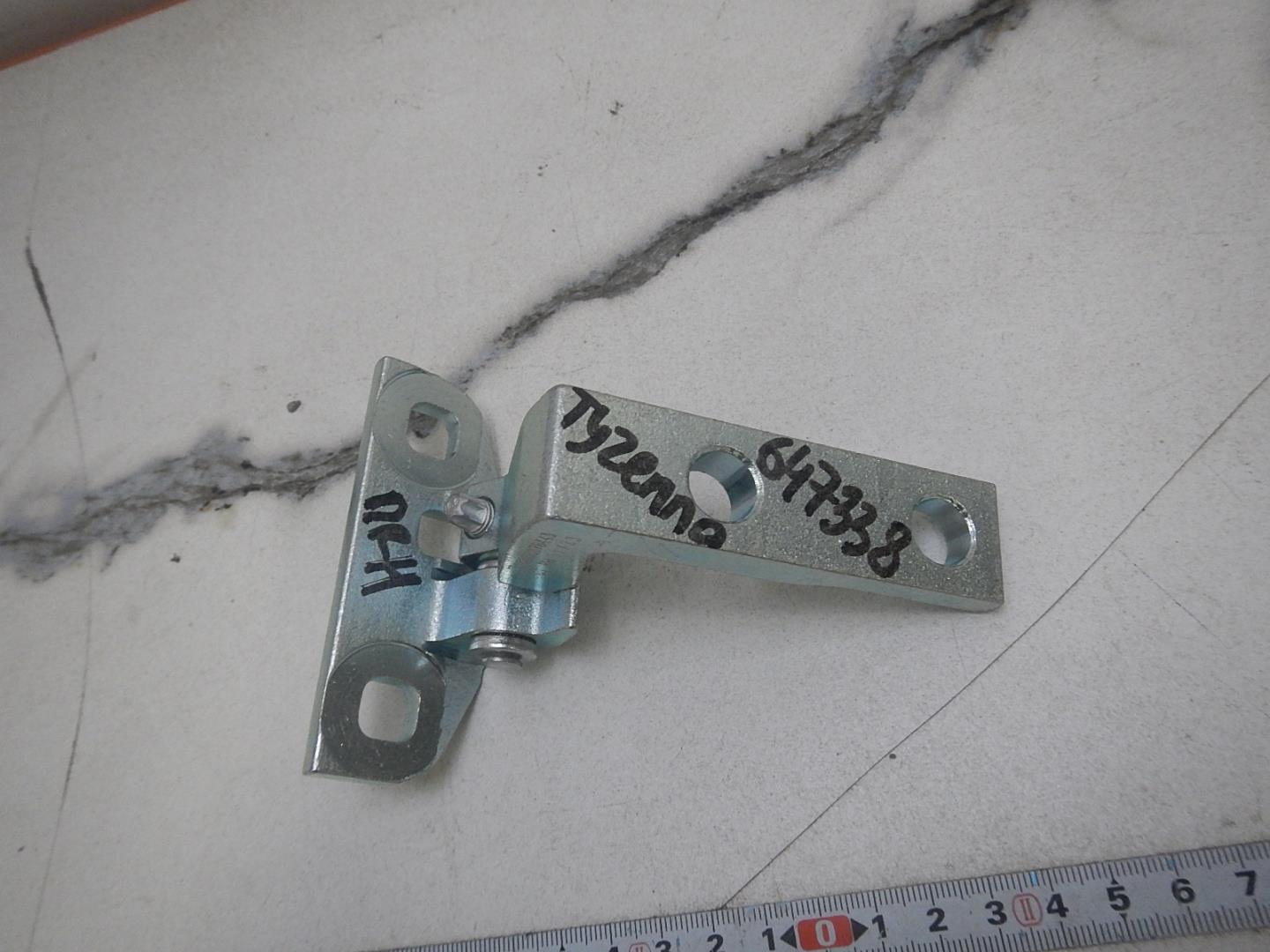 Петля двери передней правой нижняя