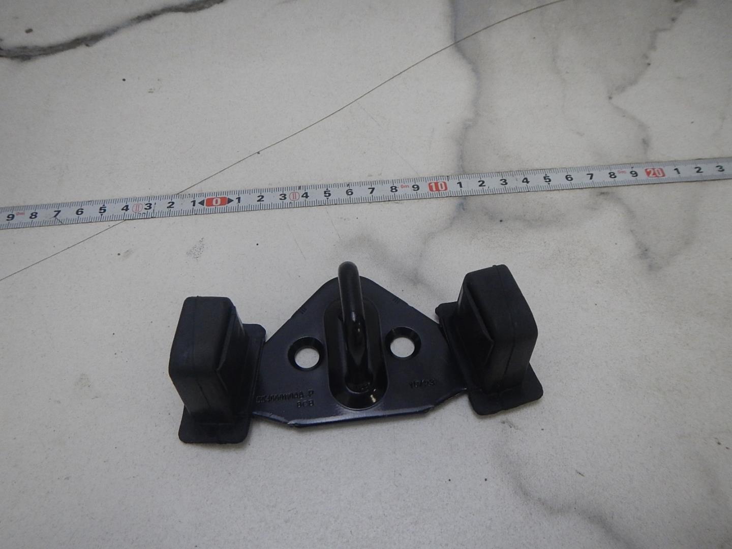 Ответная часть замка багажника