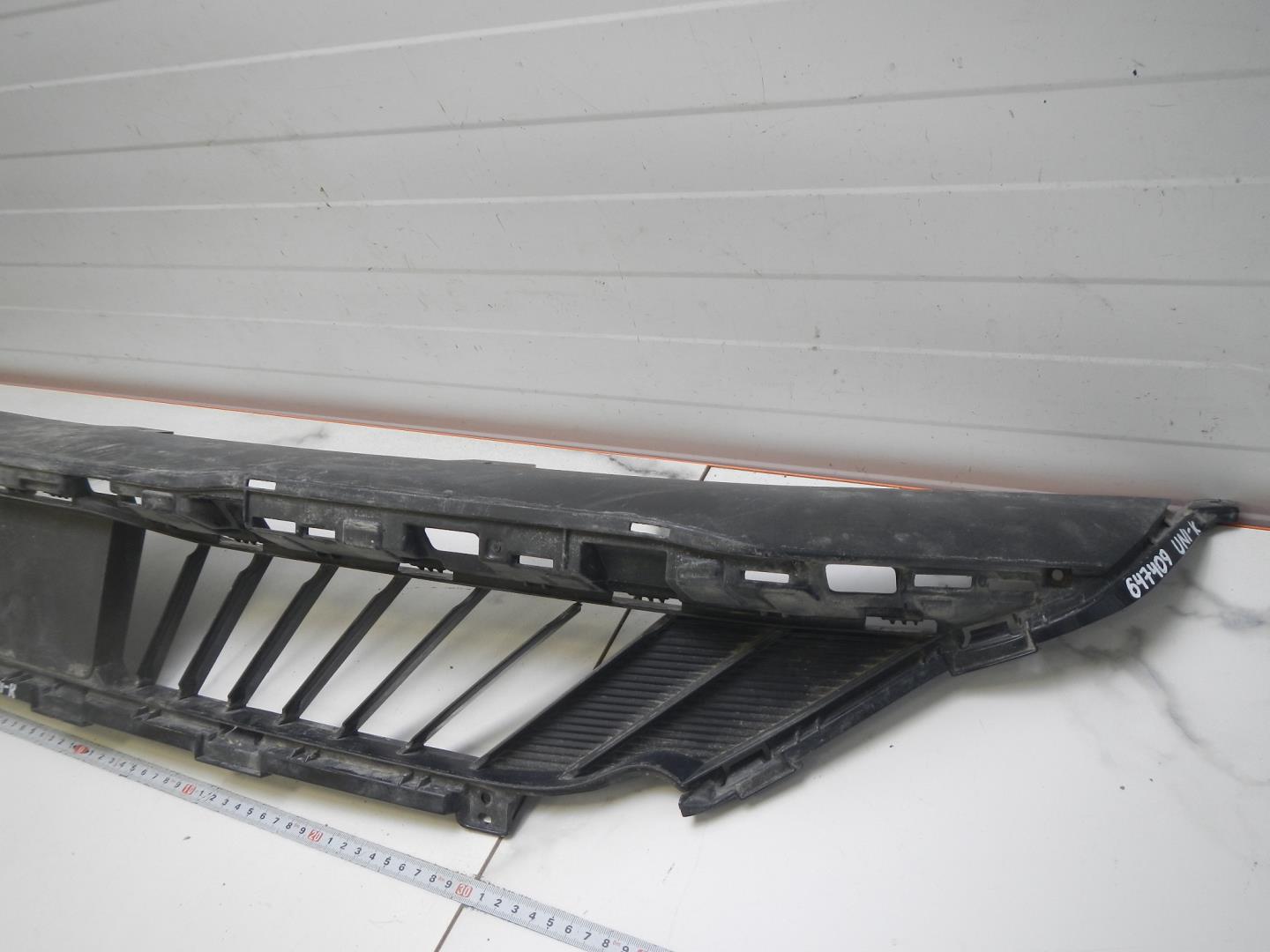 Решетка в бампер центральная