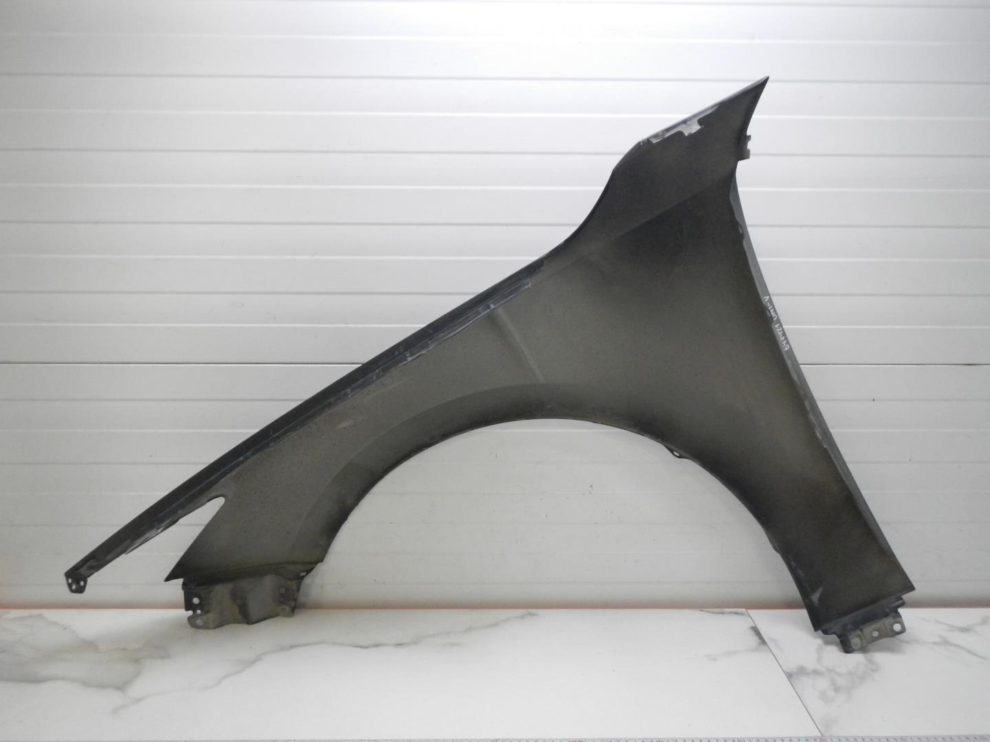 Крыло переднее правое