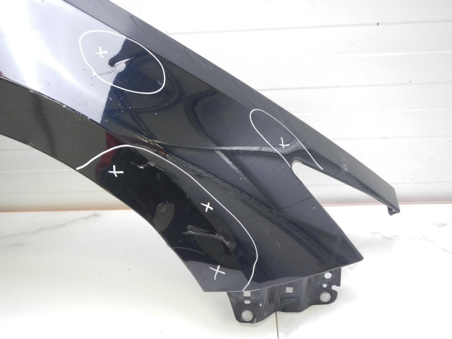Крыло переднее правое