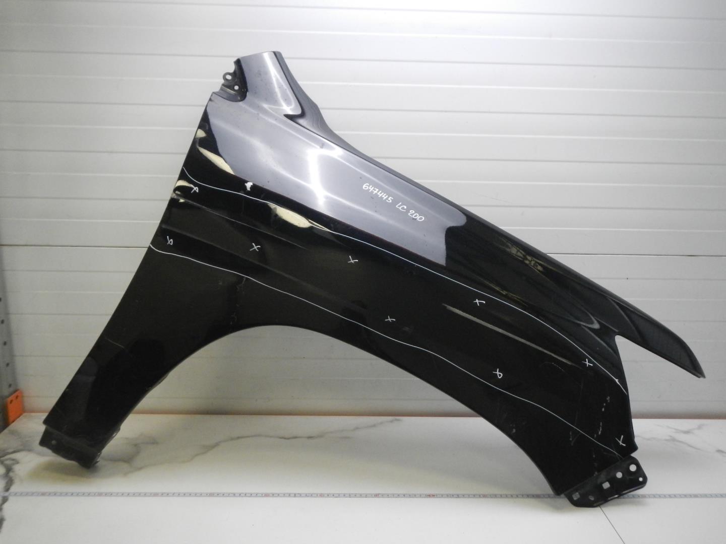 Крыло переднее правое