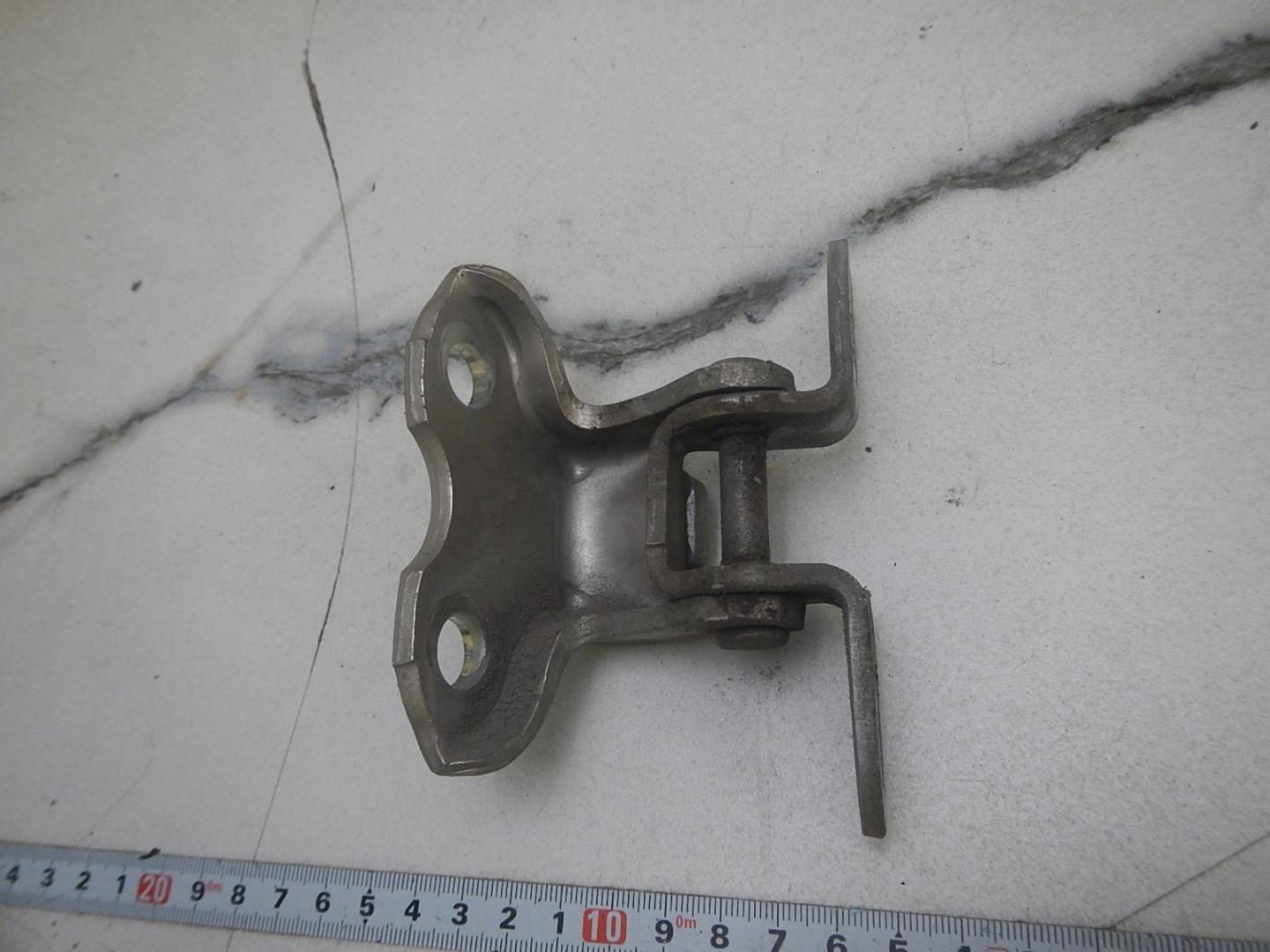 Петля двери задней левой верхняя