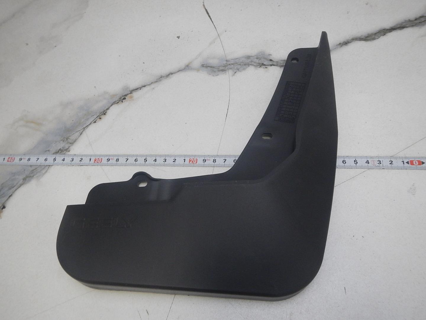 Брызговик передний правый