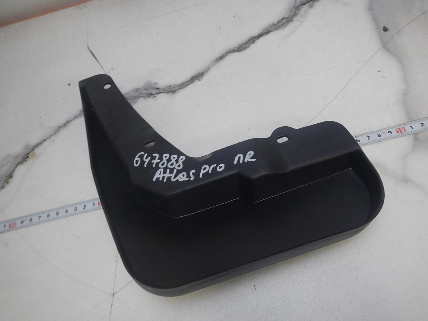 Брызговик передний правый