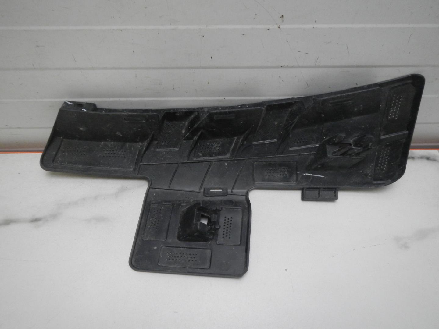 Кронштейн переднего бампера правый