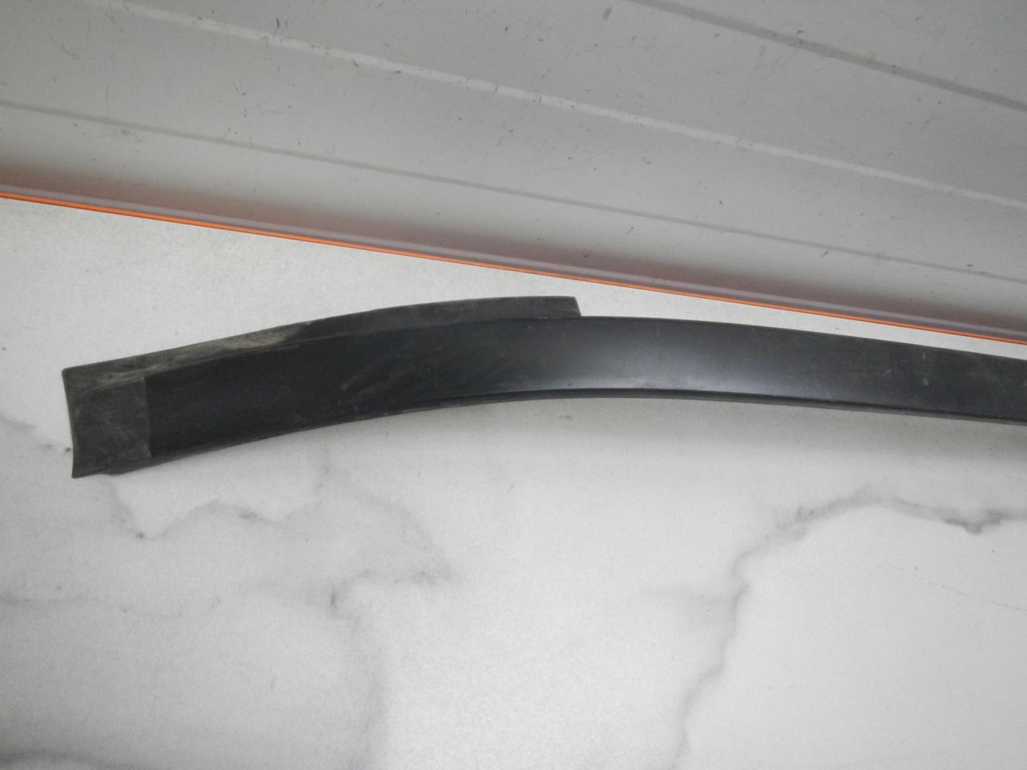 Молдинг лобового стекла