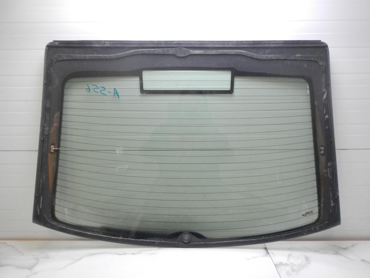 Стекло двери багажника