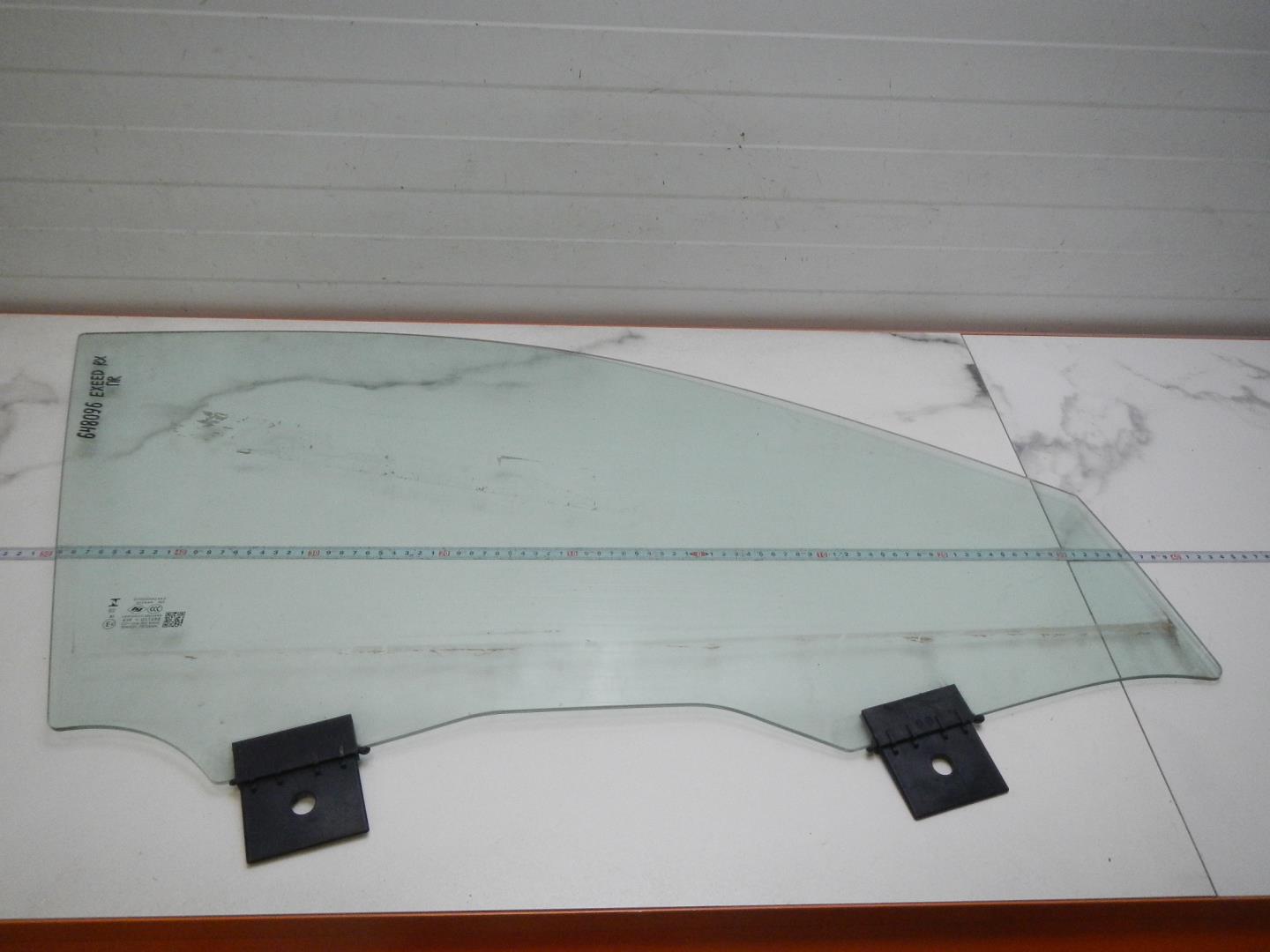 Стекло двери передней правой