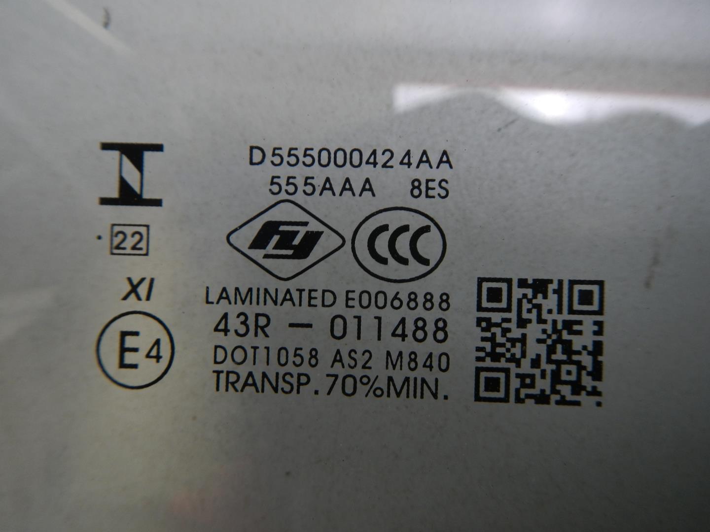 Стекло двери передней правой