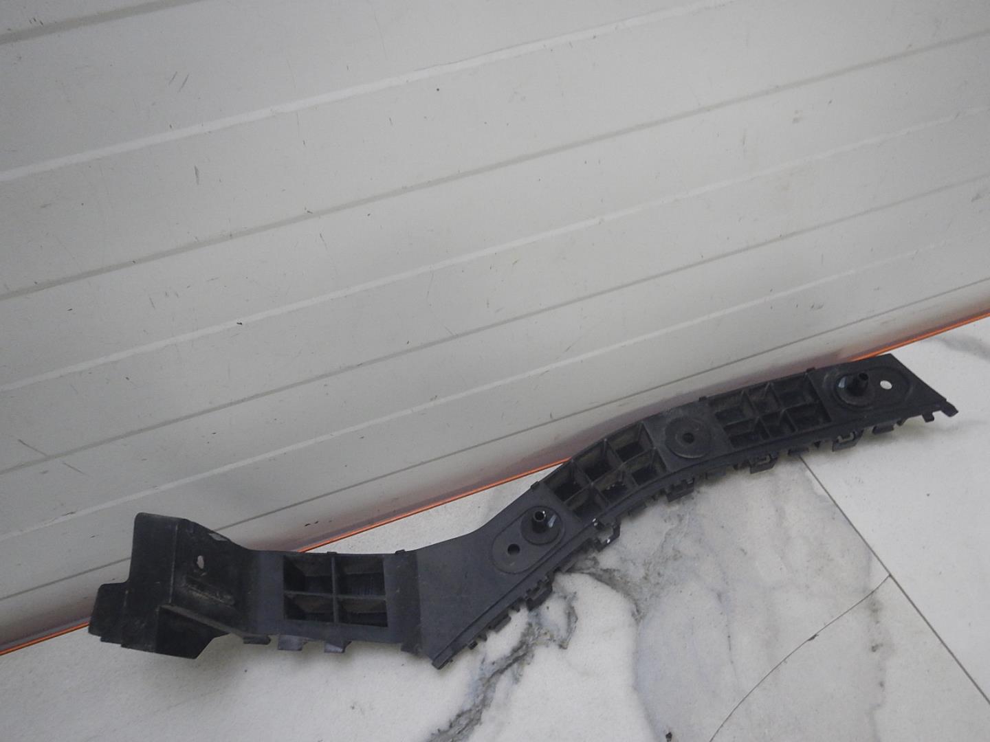 Кронштейн заднего бампера правый