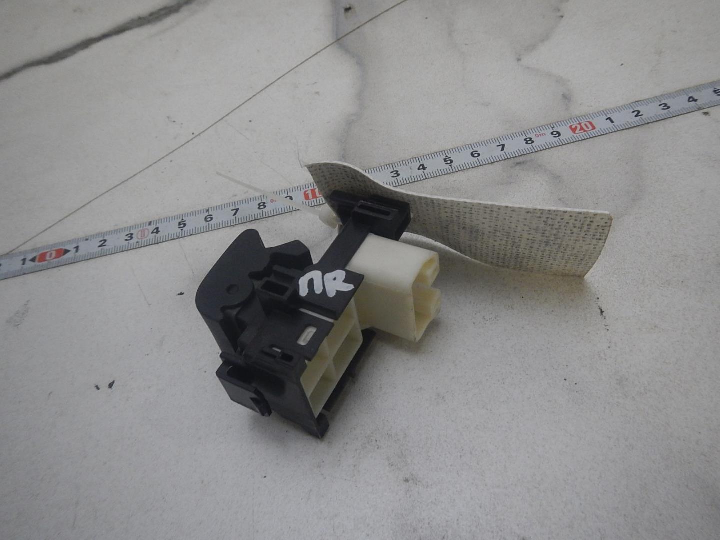 Кнопка стеклоподъемника