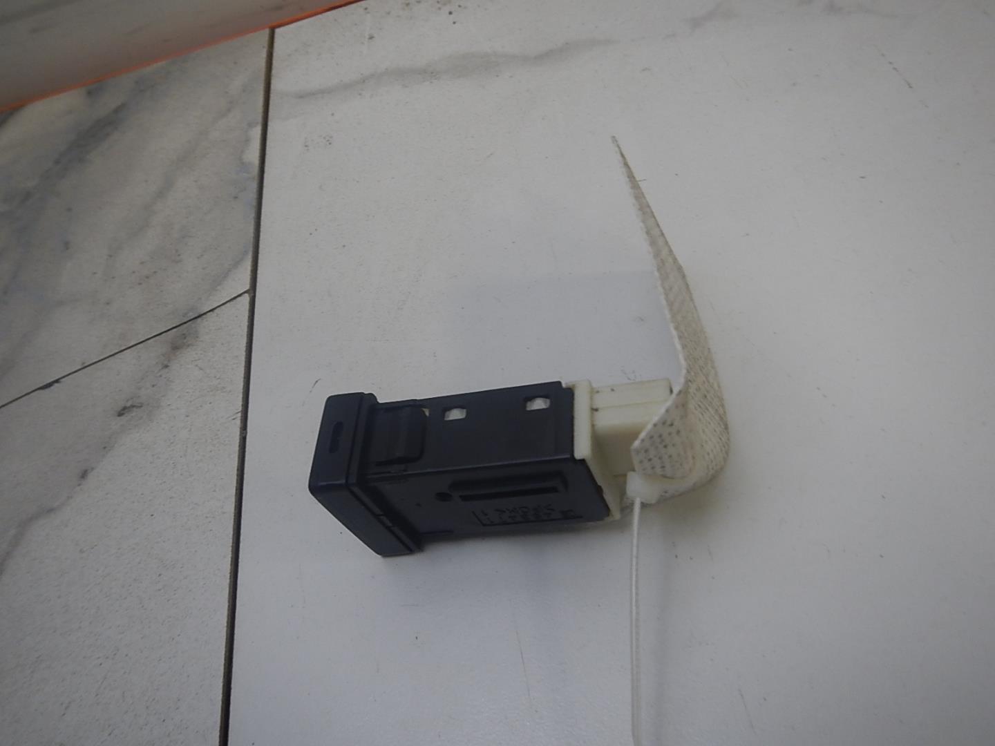 Кнопка освещения панели приборов