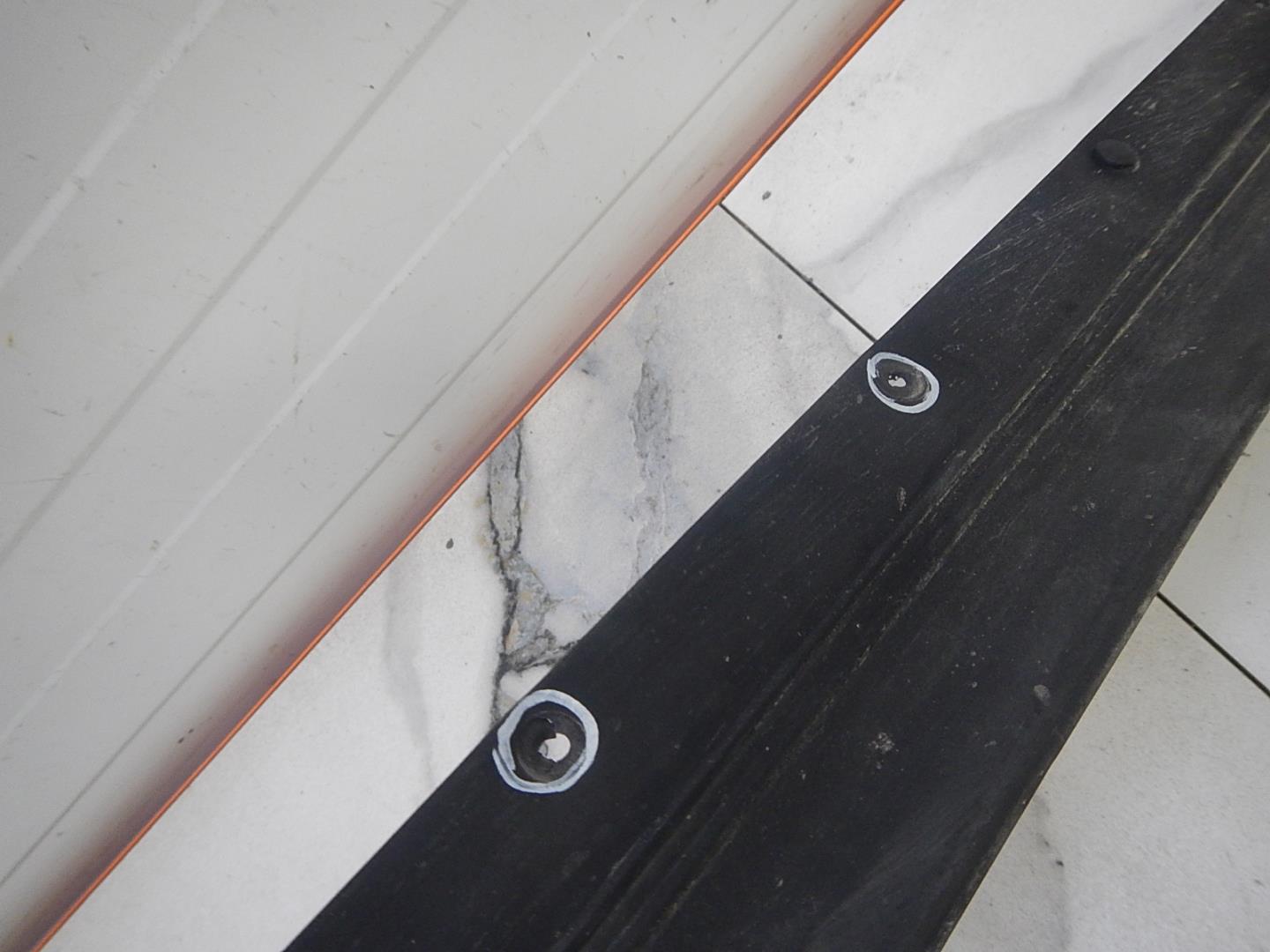 Уплотнитель задней левой двери