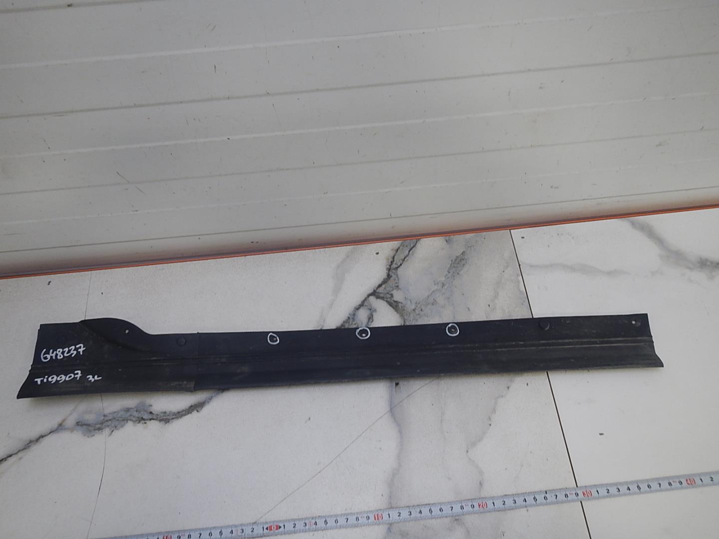 Уплотнитель задней левой двери