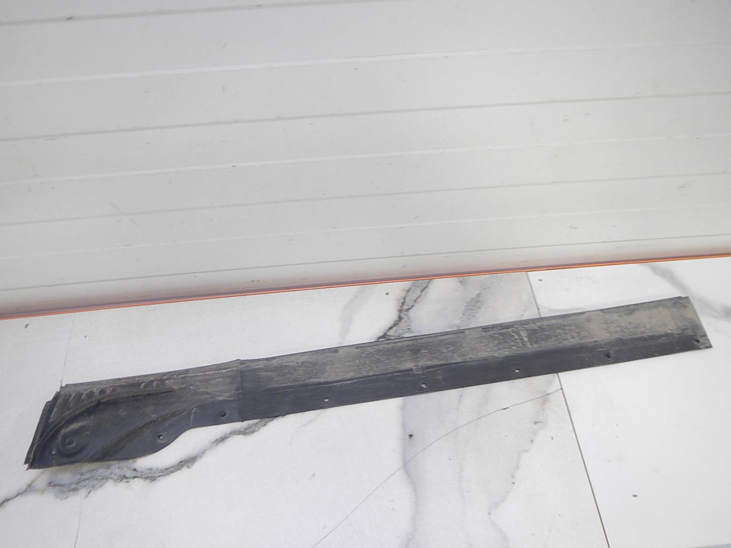 Уплотнитель задней левой двери