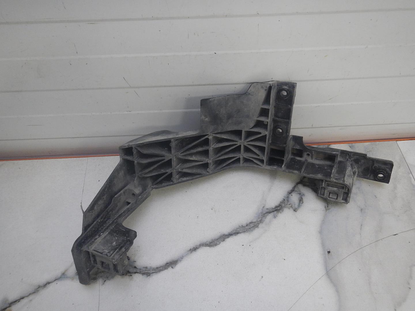 Кронштейн фар правый