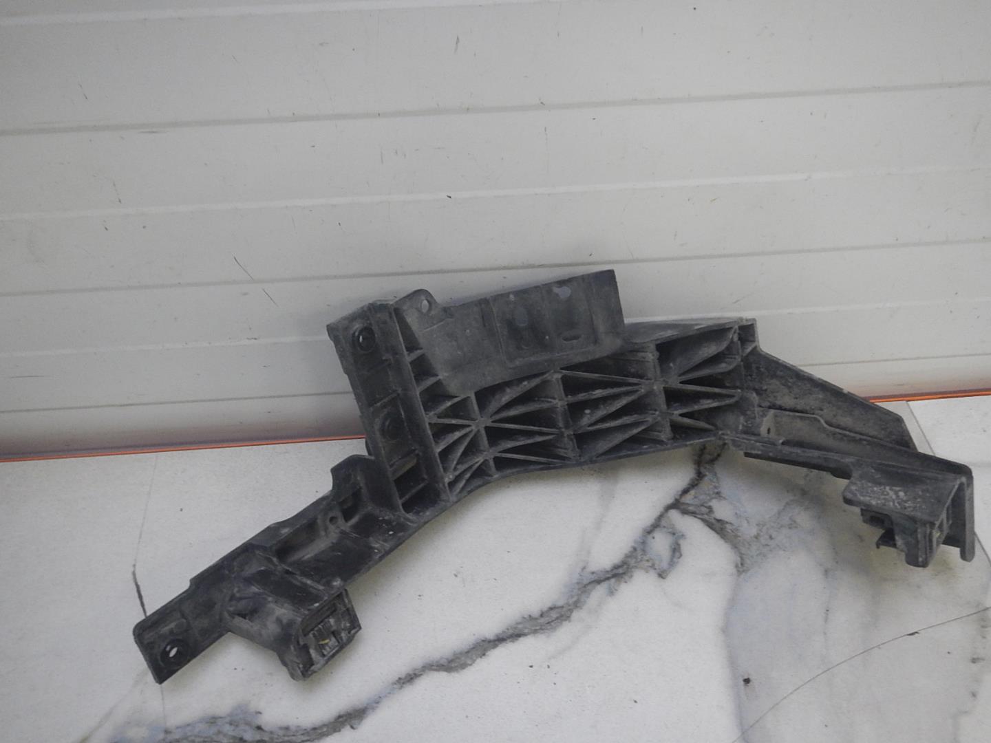 Кронштейн фар левый