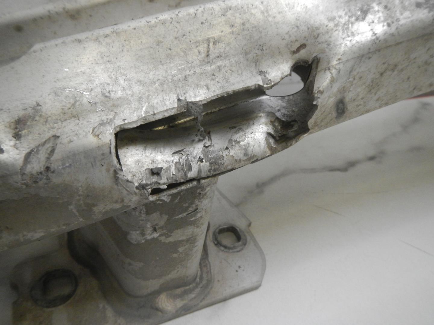 Усилитель заднего бампера