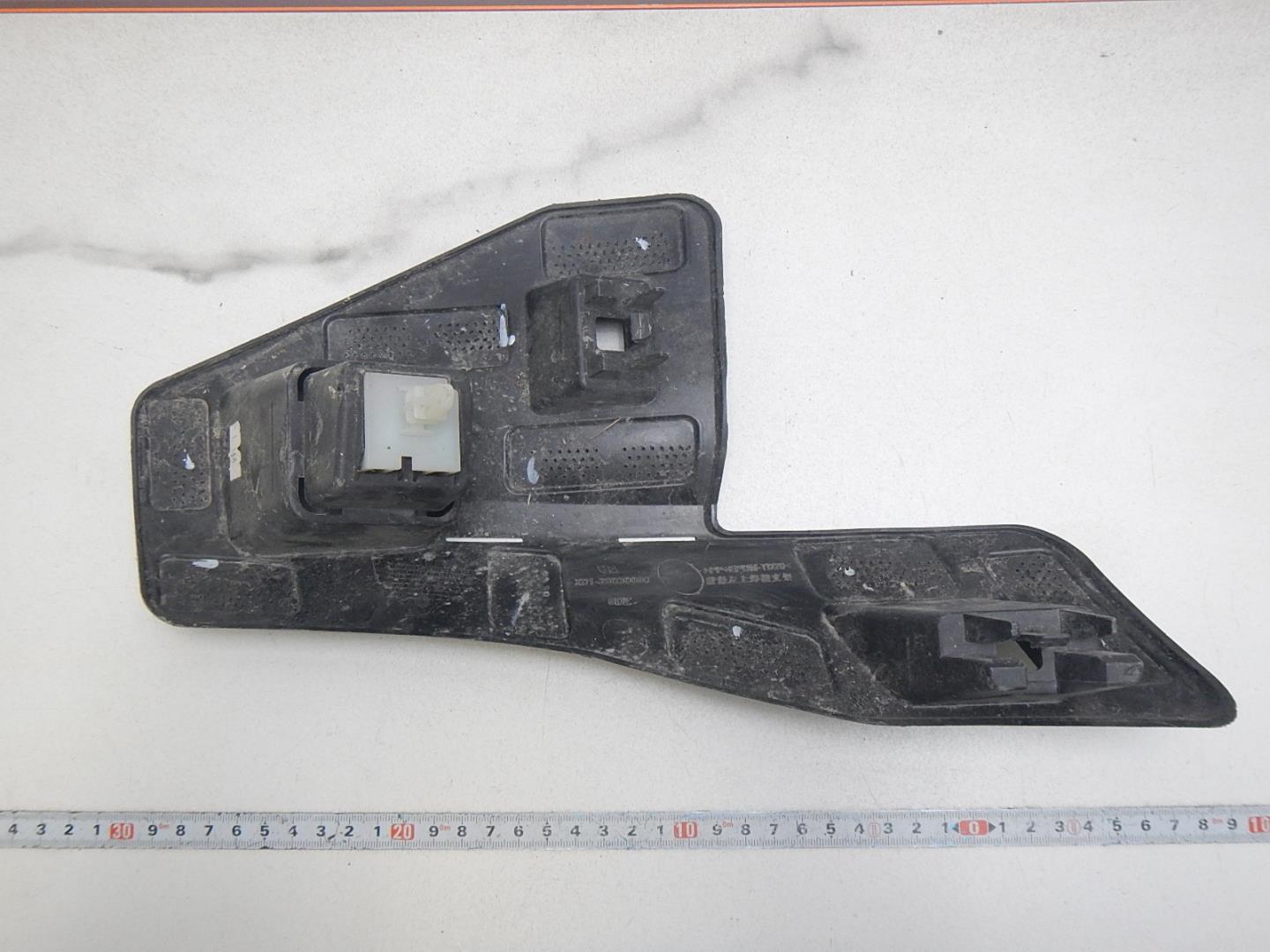 Кронштейн переднего бампера левый