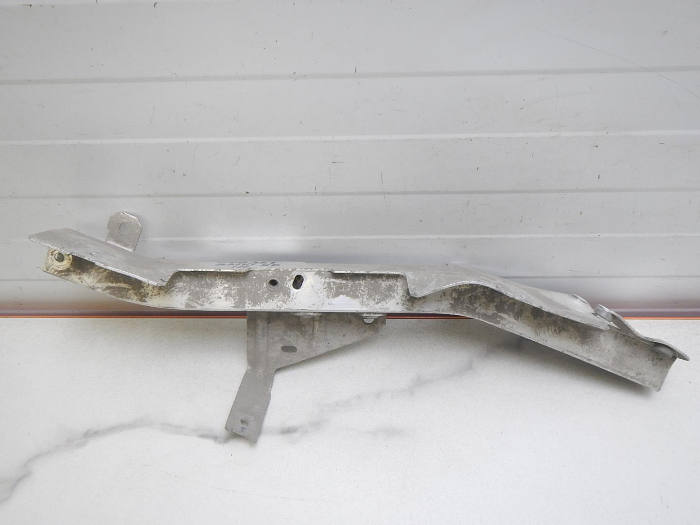 Кронштейн фар левый