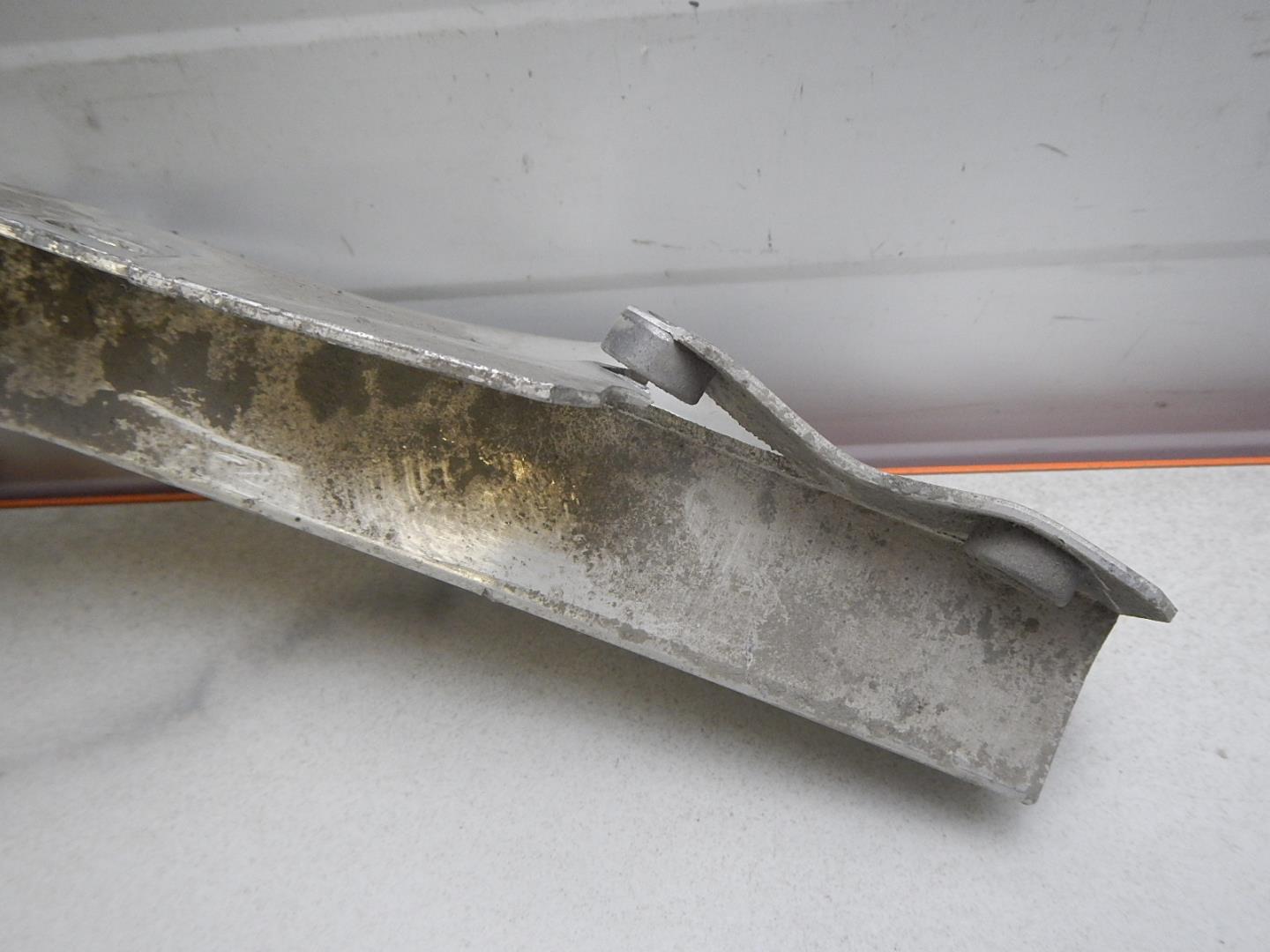 Кронштейн фар левый