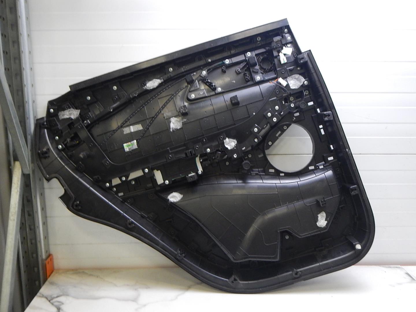 Обшивка двери задней правой