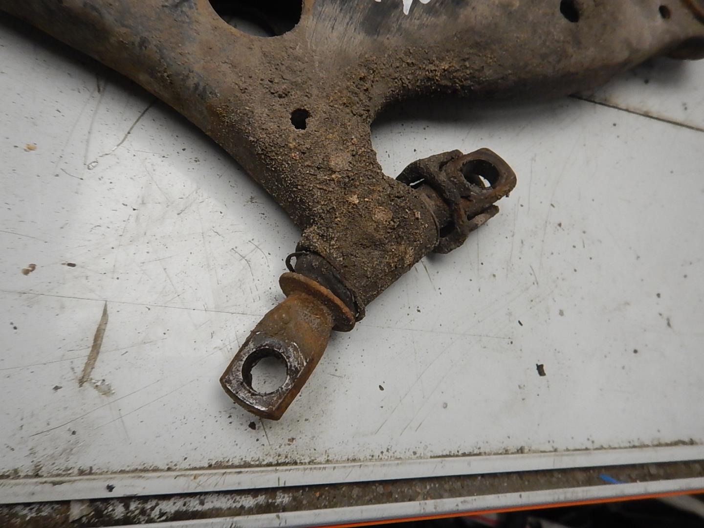 Рычаг передний правый