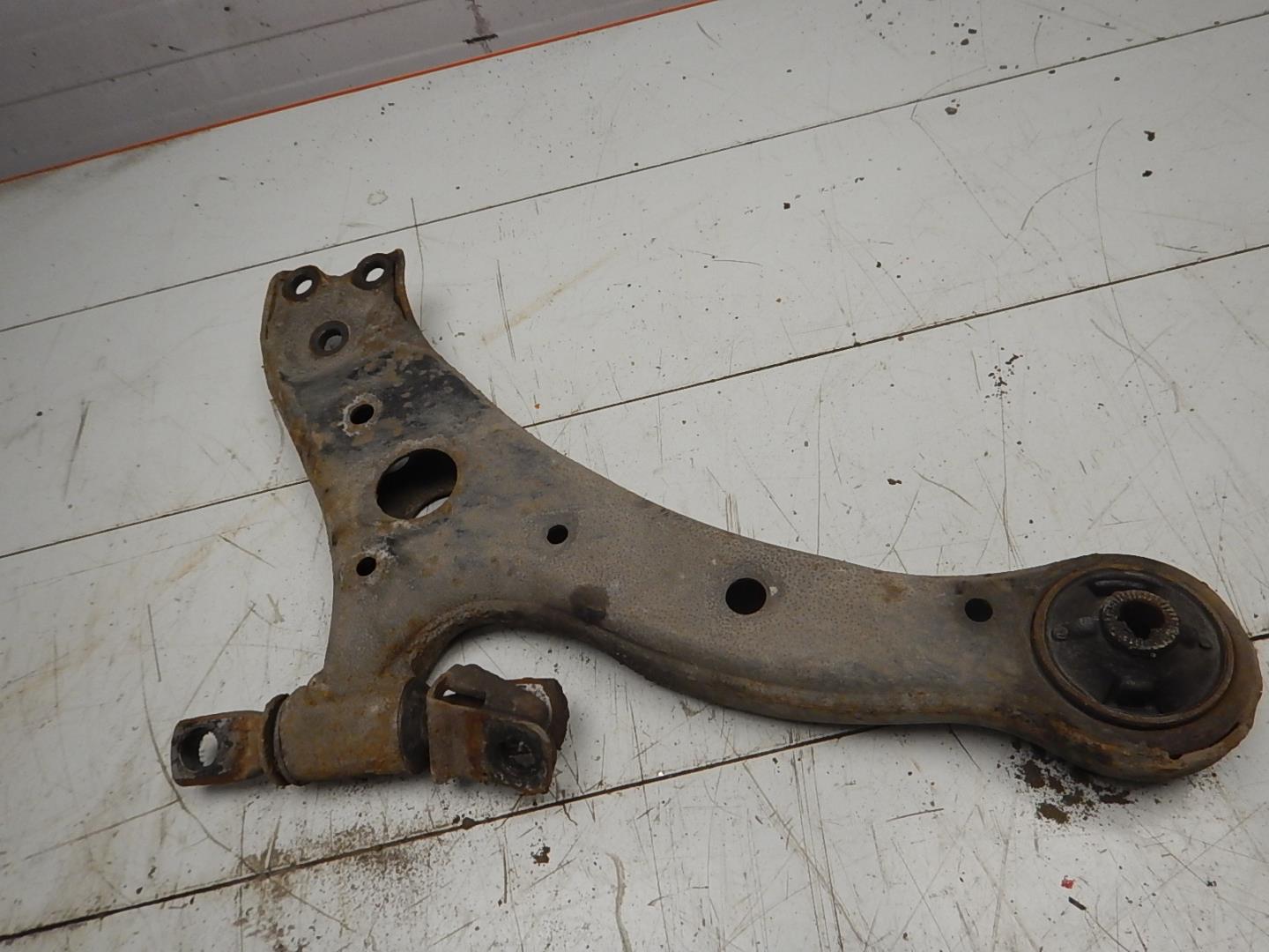 Рычаг передний правый