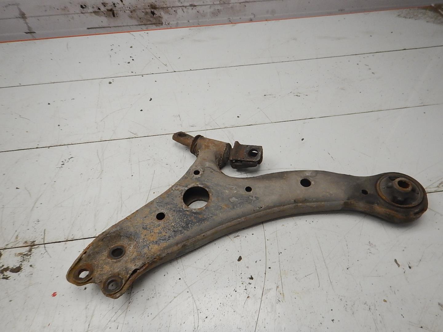 Рычаг передний правый