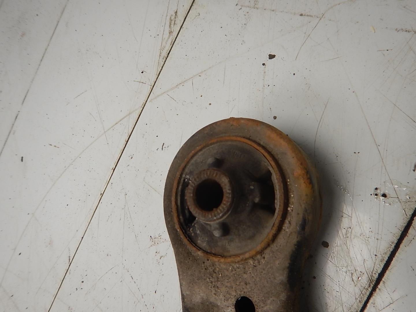 Рычаг передний правый