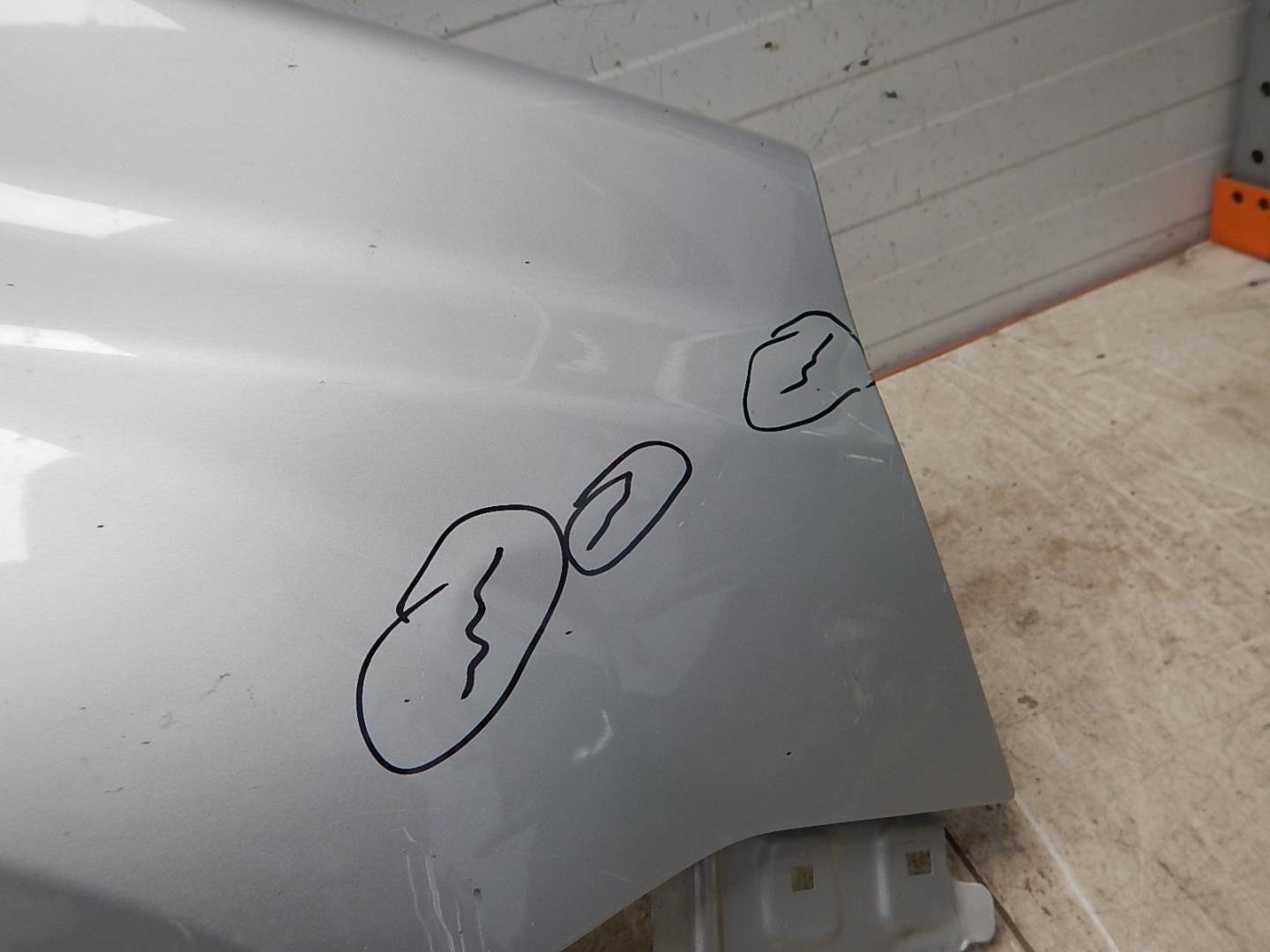 Крыло переднее правое