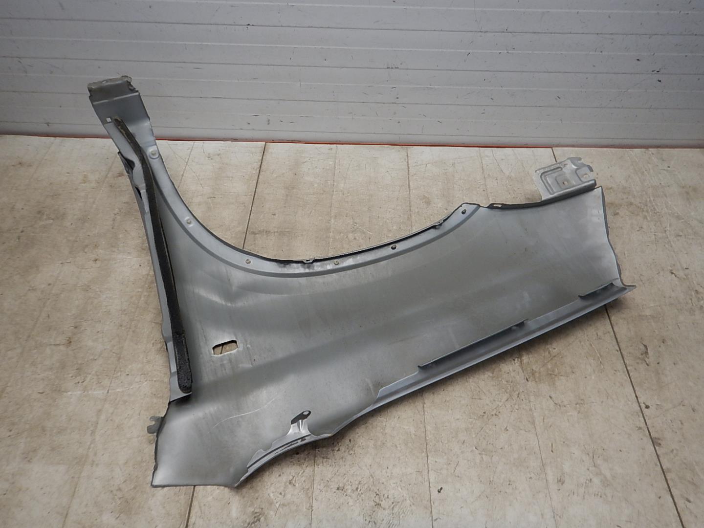 Крыло переднее правое