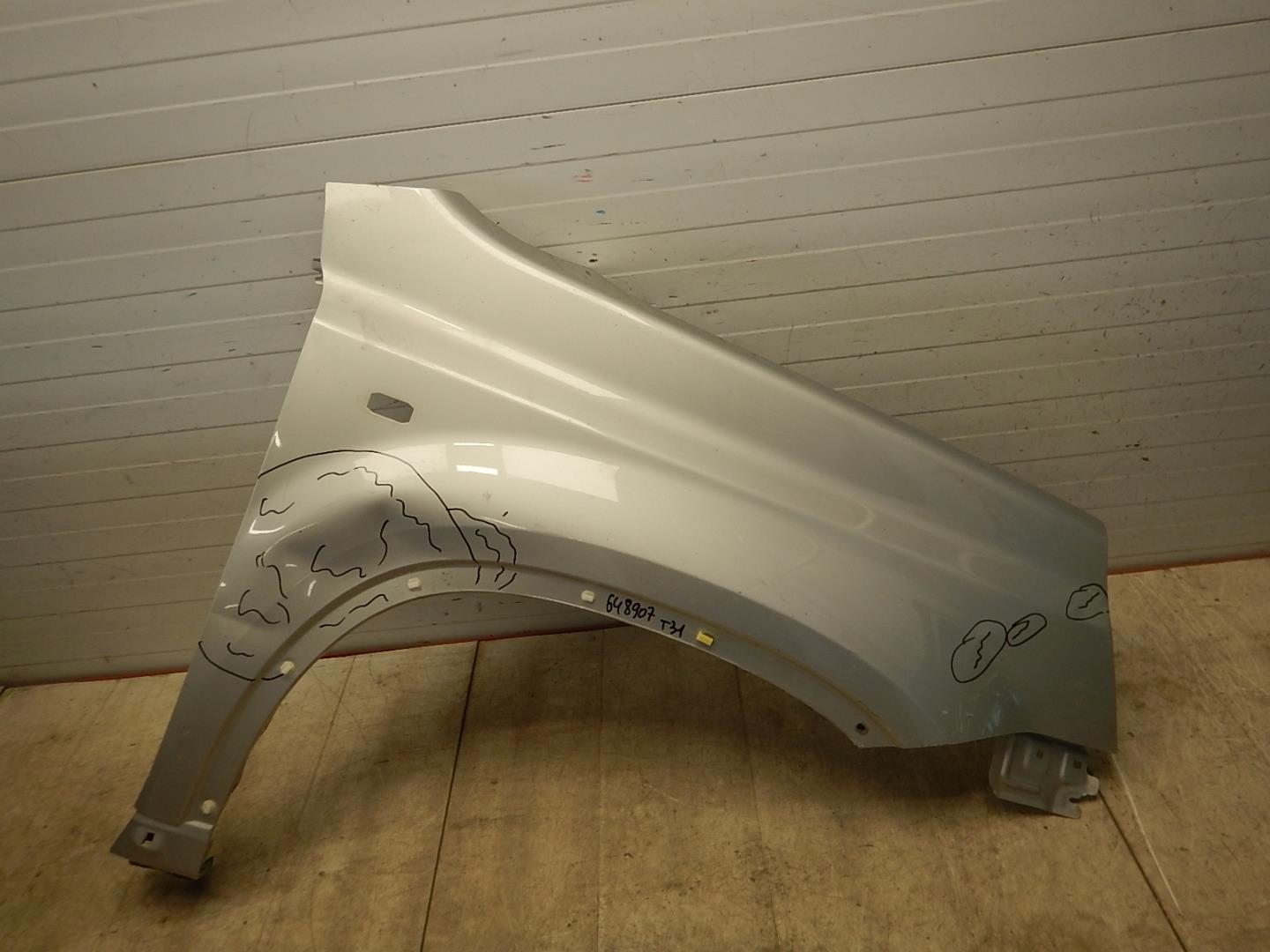 Крыло переднее правое